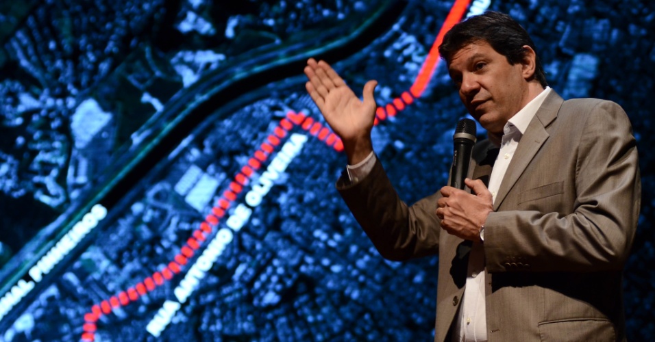 13.ago.2012 - Fernando Haddad, candidato do PT à Prefeitura de São Paulo, apresenta seu plano de governo em uma universidade no centro da capital paulista