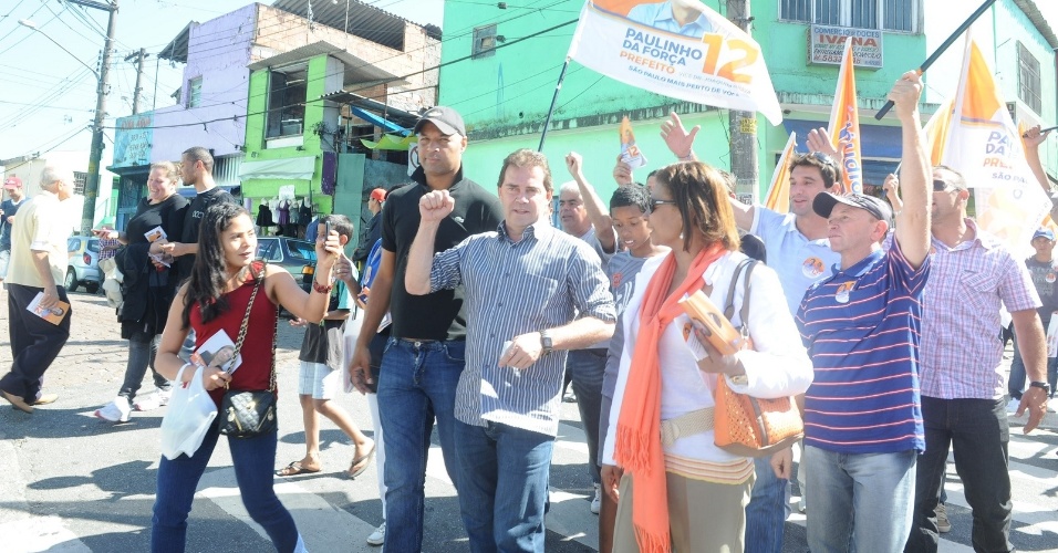 13.ago.2012 - Paulinho da Força (de camisa listrada), candidato do PDT à Prefeitura de São Paulo, faz caminhada pelo bairro Jardim Ângela, zona sul da capital paulista