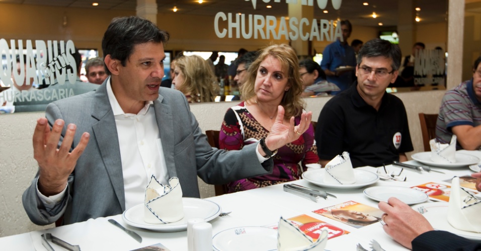 14.ago.2012 - O candidato à Prefeitura de São Paulo Fernando Haddad (PT) almoça com lideranças da Associação das Indústrias da Região de Itaquera (AIRI), numa churrascaria na zona leste