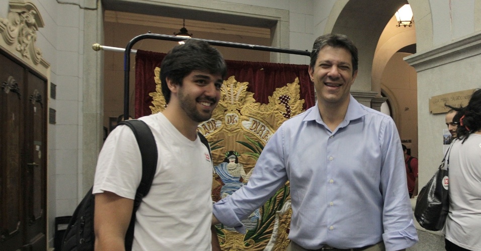17.ago.2012 - Fernando Haddad, candidato do PT à Prefeitura de São Paulo, conversa com eleitor durante visita à Faculdade do Largo de São Francisco, no centro da cidade