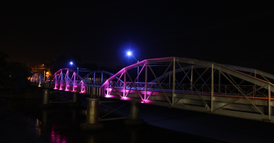 A ponte metálica sobre o rio Mogi Guaçu, em Porto Ferreira (SP), recebe iluminação noturna