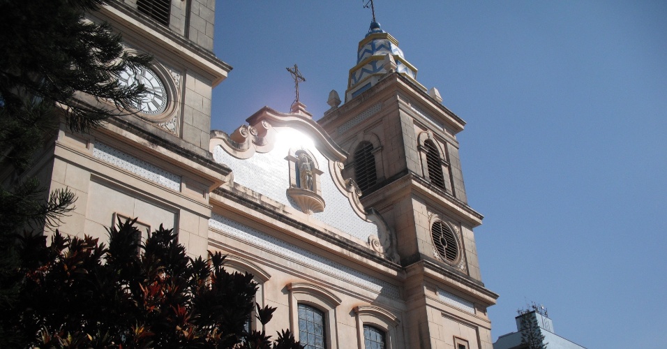 Paróquia São Sebastião, na Praça Cornélio Procópio, em Porto Ferreira (SP)