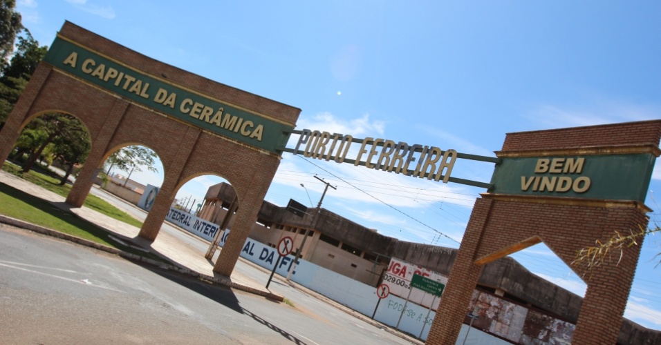 Pórtico na entrada de Porto Ferreira (SP) anuncia o título pelo qual a cidade é conhecida: capital da cerâmica 