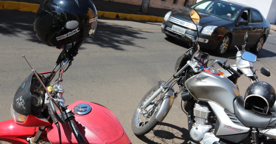 Porto Ferreira (SP) ainda preserva características de cidade pequena, como as motos estacionadas com chave na ignição 