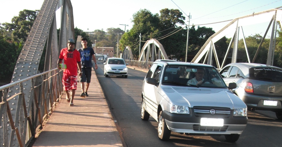 Travessia da ponte metálica sobre o rio Mogi Guaçu, em Porto Ferreira (SP)