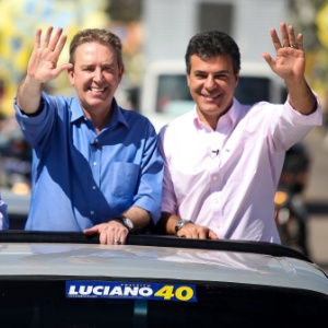 Servidores do ex-prefeito de Curitiba Luciano Ducci (de azul), derrotado à reeleição em 2012, "migraram" para o governo a convite do governador Beto Richa - Divulgação