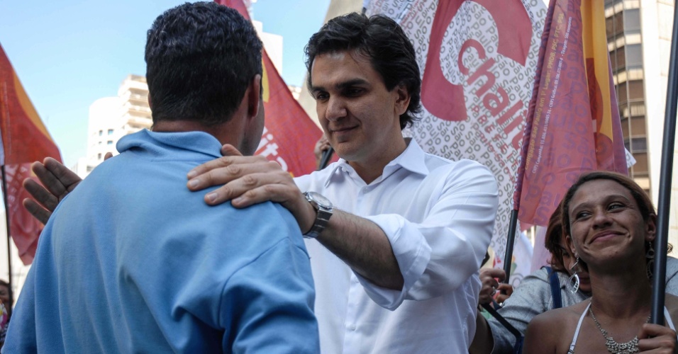 19.ago.2012 - O candidato à prefeitura de São Paulo pelo PMDB, Gabriel Chalita, participou de caminhada pela avenida Paulista, região central, na tarde deste domingo.  