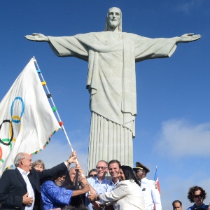 Carlos Arthur Nuzman, do COB, com a bandeira olímpica no cristo redentor após a Olimpíada 