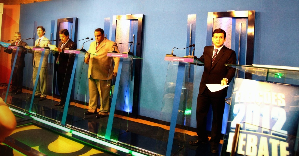 20.ago.2012 - Os candidatos à Prefeitura do Recife participaram nesta segunda-feira de um debate promovido pela TV Tribuna. Da esquerda para a direita estão Humberto Costa (PT), Daniel Coelho (PSDB), Mendonça Filho (DEM), Esteves Jacinto (PRTB) e Geraldo Julio (PSB)