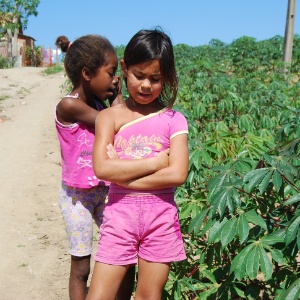 Crianças que moram na comunidade quilombola Cacimbinha cantam enquanto caminham próximo às plantações que sustentam os moradores da região - Priscila Tieppo/UOL