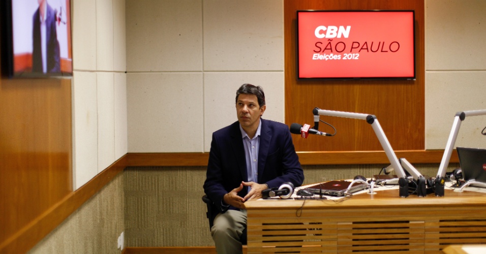 22.ago.2012 - Fernando Haddad, candidato do PT à Prefeitura de São Paulo, concedeu entrevista na manhã desta quarta-feira à rádio 