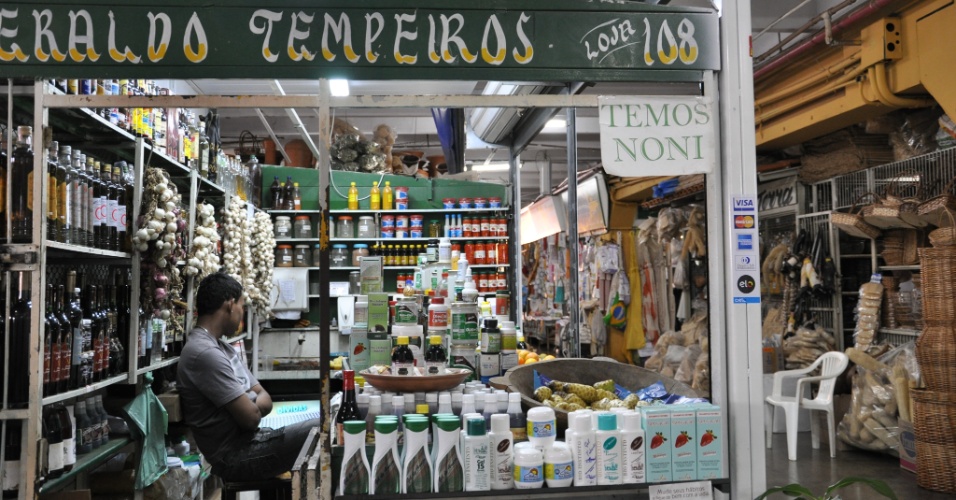 Banca de bebidas e produtos caseiros do Mercado Central de Goiânia. "Noni" é a fruta amarela que está à venda na gamela de madeira