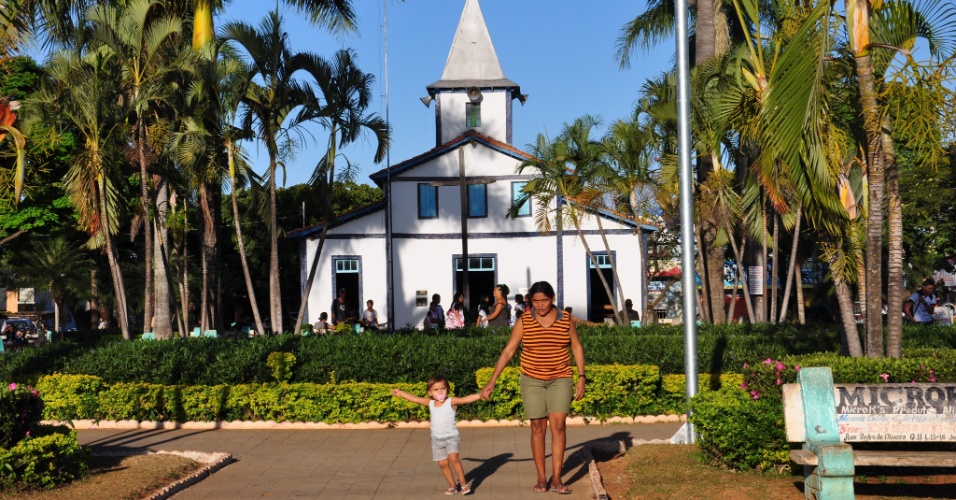 Igreja na praça central de Aparecida de Goiânia