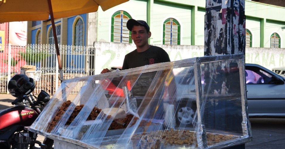 Jovem vendedor de cocadas trabalha em uma das principais ruas de comércio em Aparecida de Goiânia