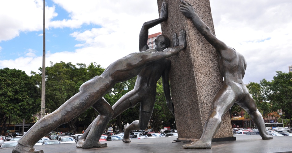 Monumento às Três Raças, em Goiânia, da artista Neusa Moraes