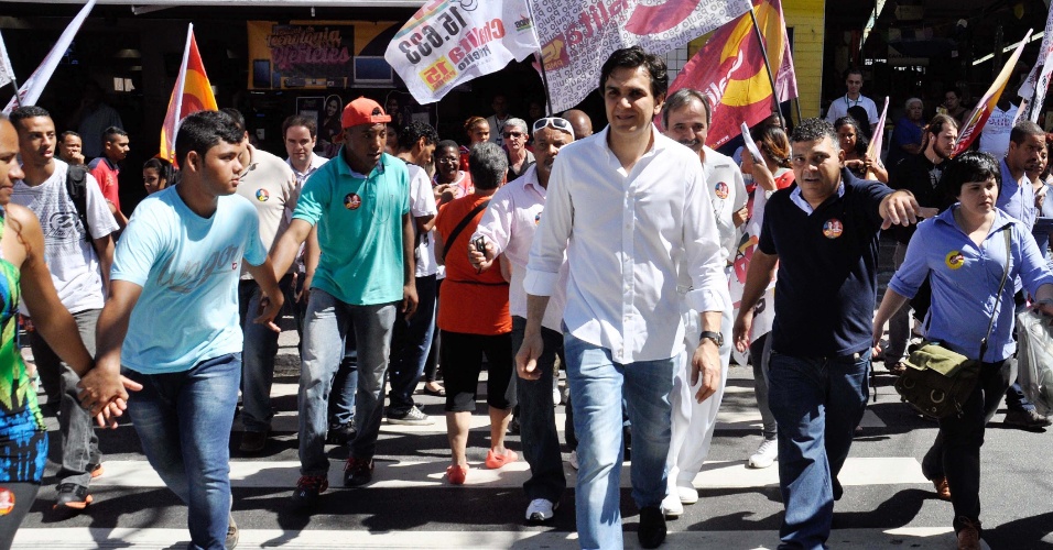 24.ago.2012 - Gabriel Chalita, candidato do PMDB à Prefeitura de São Paulo, faz caminhada pelo Largo do Japonês, na Vila Nova Cachoeirinha, zona norte da capital