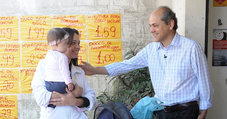 24.ago.2012 - Gustavo Fruet, candidato do PDT à Prefeitura de Curitiba, conversa com eleitora durante caminhada pelo bairro Novo Mundo