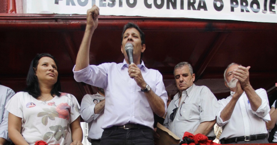 24.ago.2012 - O candidato do PT à Prefeitura de São Paulo, Fernando Haddad, fez campanha na rua Santa Ifigênia, durante protesto de lojistas, na região central da capital paulista, nesta sexta  