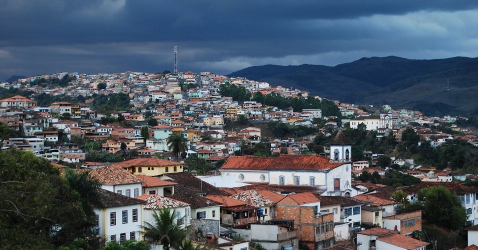 Cidade de Mariana vista de cima em mirante ao lado da igreja São Pedro dos Clérigos