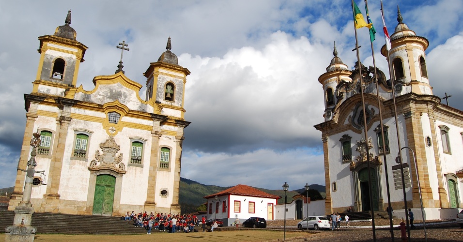 Na praça Minas Gerais, a principal praça de Mariana, há duas igrejas: São Francisco de Assis e Nossa Senhora do Carmo