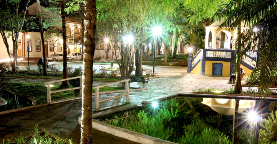 Praça de Mariana iluminada à noite. A cidade tem três praças e foi o primeiro município planejado do Brasil