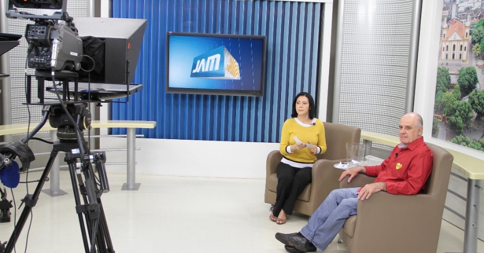 25.ago.2012 - O candidato do PSB à Prefeitura de Manaus, Serafim Corrêa, concede entrevista, na noite de sexta-feira (24), para o jornal local da TV Globo