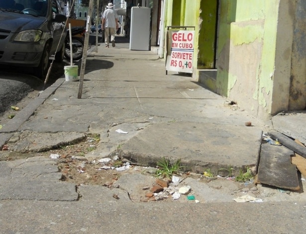 18.jul.2012 - A rua Barão de São Borja, no bairro da Boa Vista, também apresenta calçadas com problemas