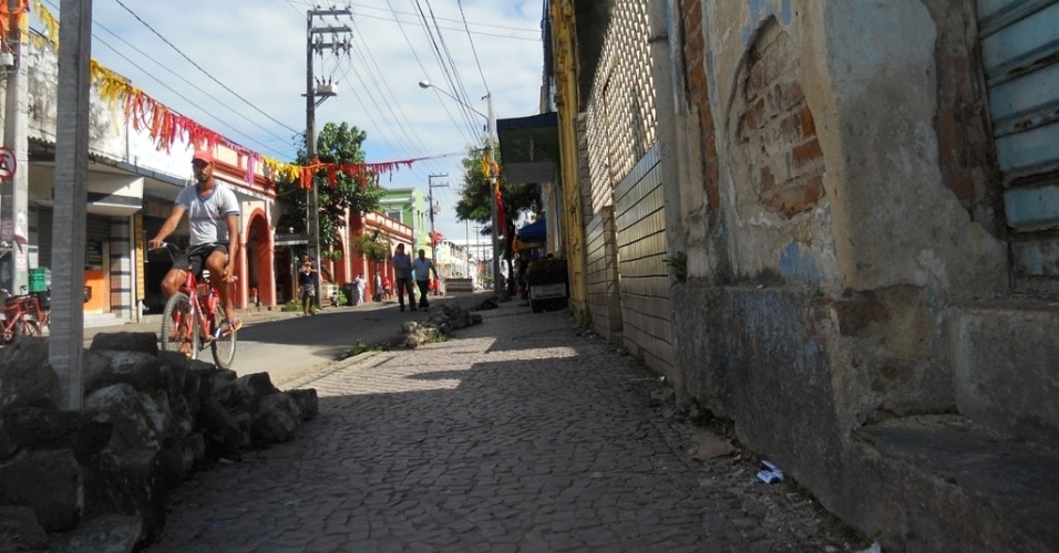 18.jul.2012 - A rua de Santa Cruz, onde fica o Mercado da Boa Vista, tem lixo e calçadas com buracos e entulhos