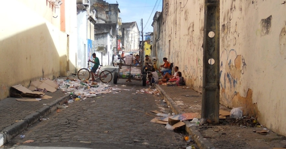 18.jul.2012 - A Travessa do Veras, no centro da cidade, está tomada pelo lixo. Segundo comerciantes da região, o local é frequentado por moradores de rua que se reúnem para consumir drogas