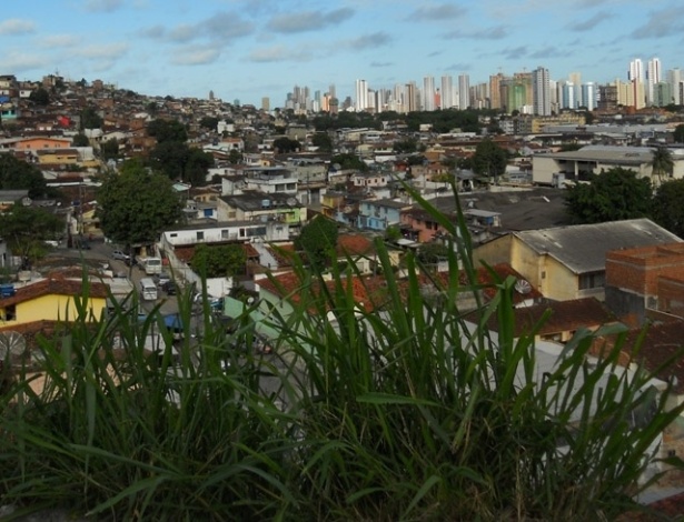 18.jul.2012 - A vista da região do Alto do Resplendor, no bairro de Vasco da Gama, mostra o contraste de morros com prédios do centro e áreas nobres do Recife