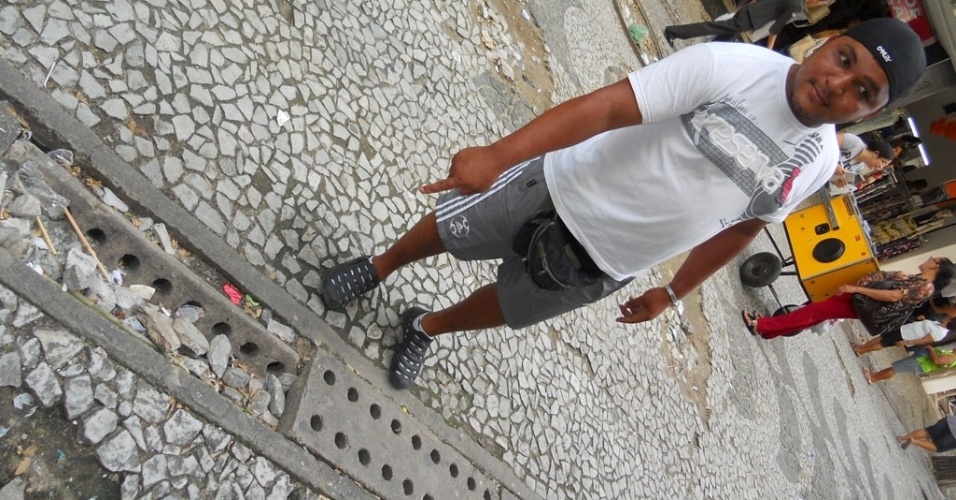 18.jul.2012 - Ambulante aponta para um dos problemas no calçadão da rua Sete de Setembro, no centro do Recife