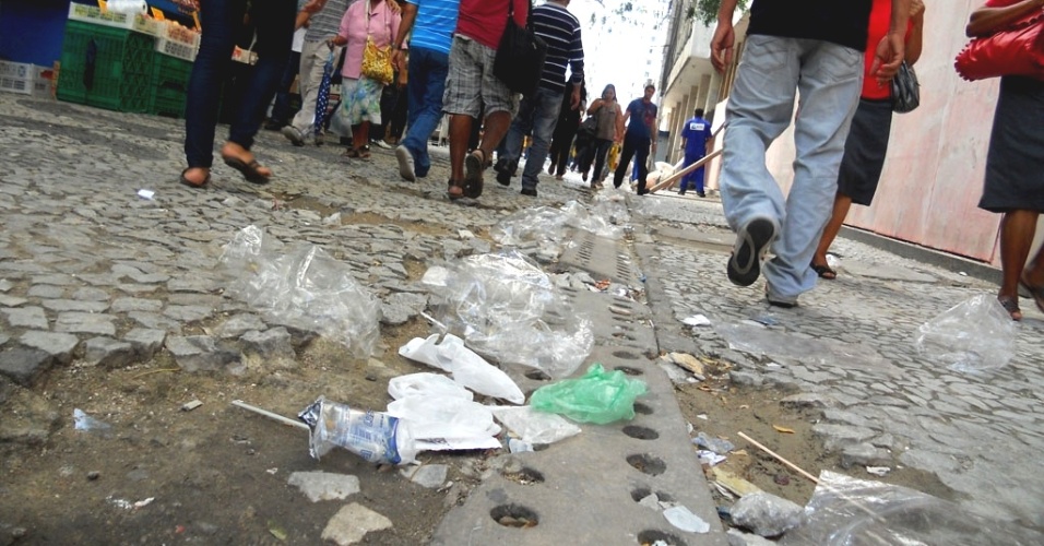 18.jul.2012 - Ambulantes do calçadão da rua Sete de Setembro, no centro, afirmam que acidentes ocorrem com frequência no local