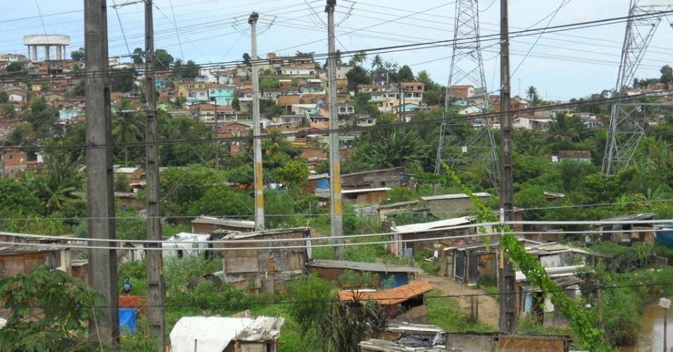 18.jul.2012 - As favelas se espalham pelo bairro do Curado, região sudoeste do Recife. Atualmente, 67% dos moradores vivendo em áreas não-planas