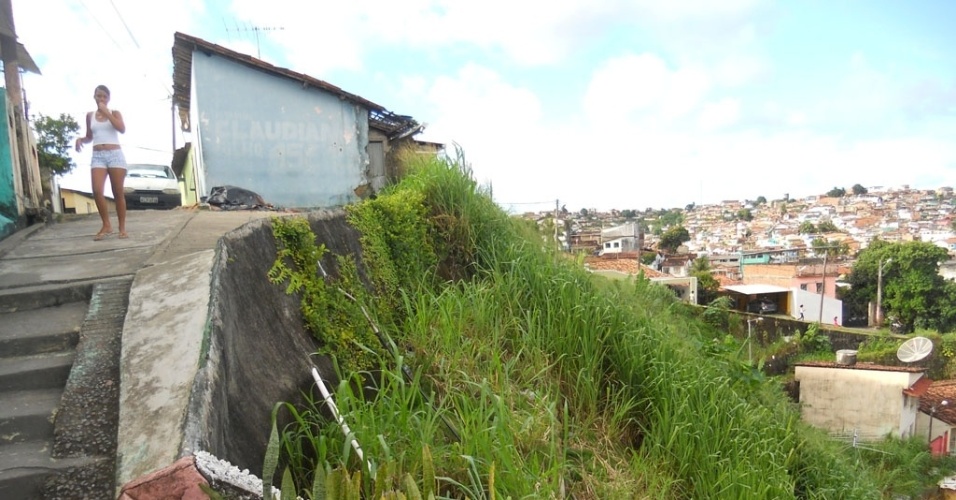 18.jul.2012 - Casa na região do Alto do Resplendor, no bairro de Vasco da Gama, que já teve o quintal engolido pela encosta