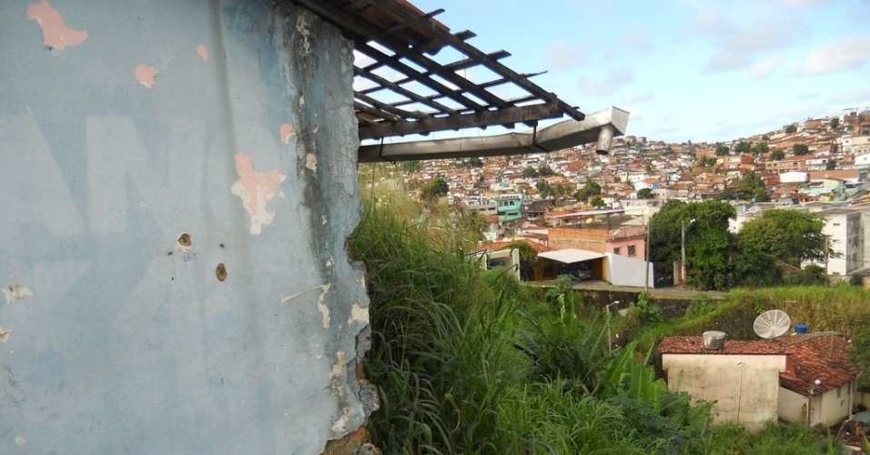 18.jul.2012 - Casa no Alto do Resplendor, no bairro de Vasco da Gama, já teve o quintal engolido pela encosta e está abandonada