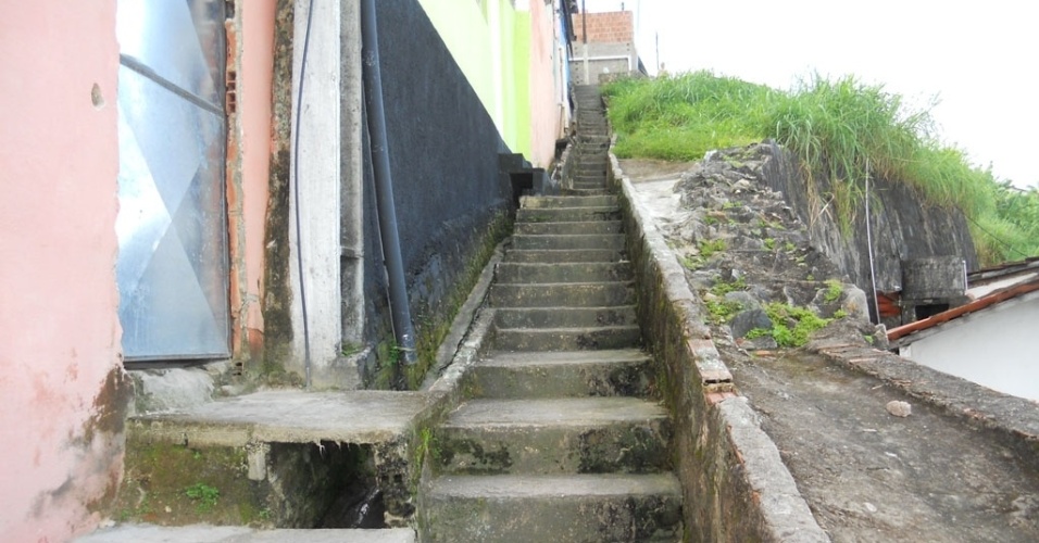 18.jul.2012 - Moradores do bairro de Vasco da Gama vivem próximos da escadaria do Alto do Resplendor, região que pode deslizar morro abaixo com as chuvas