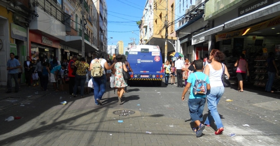 18.jul.2012 - Na rua da Imperatriz, no centro, consumidores dividem espaço com carro forte e vendedores ambulantes