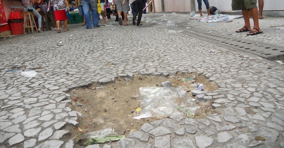 18.jul.2012 - O calçadão da rua Sete de Setembro, no centro, apresenta buracos e desníveis em vários pontos