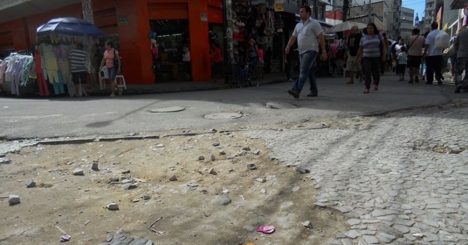 18.jul.2012 - O calçadão da rua Sete de Setembro, no centro, apresenta buracos e desníveis em varios pontos. Ambulantes da região afirmam que acidentes ocorrem com frequência no local