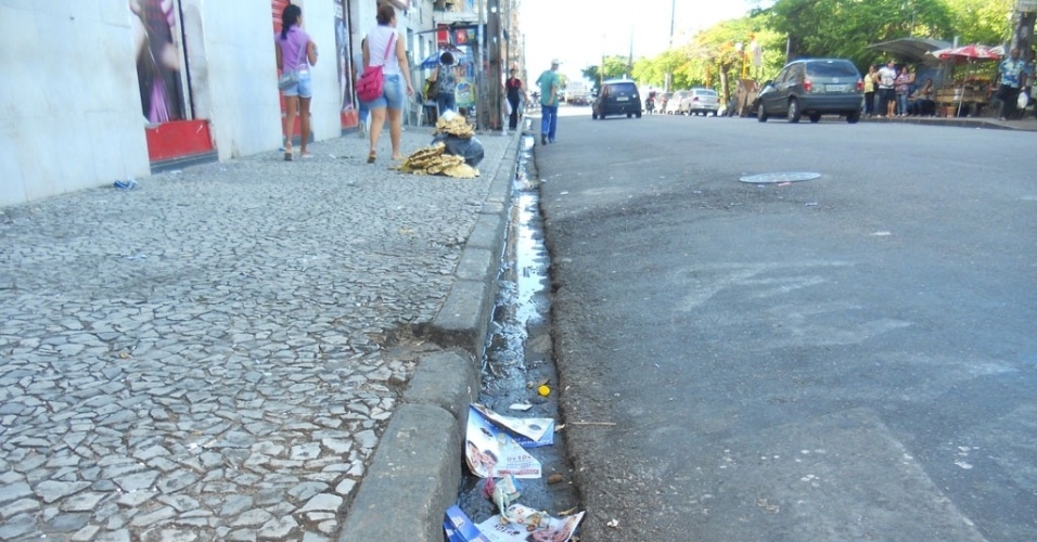 18.jul.2012 - O esgoto corre a céu aberto na rua Dr. José Mariano, no centro da cidade