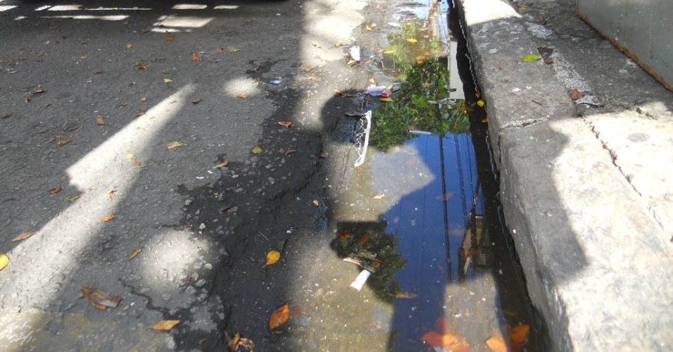 18.jul.2012 -  O esgoto no meio da rua também é encontrado na rua Barão de São Borja, também no centro