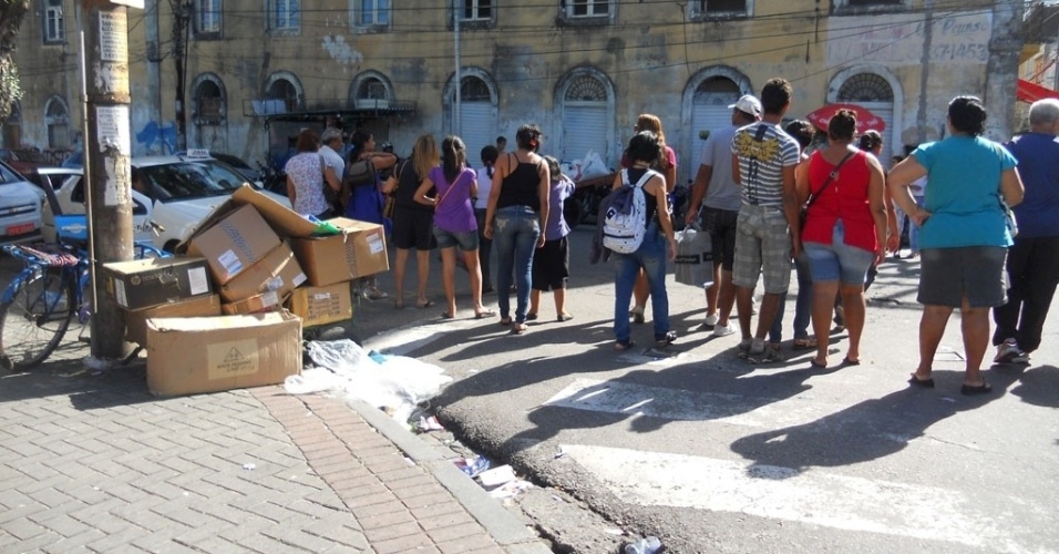 18.jul.2012 - O lixo fica acumulado na rua Dr.José Mariano, no centro do Recife