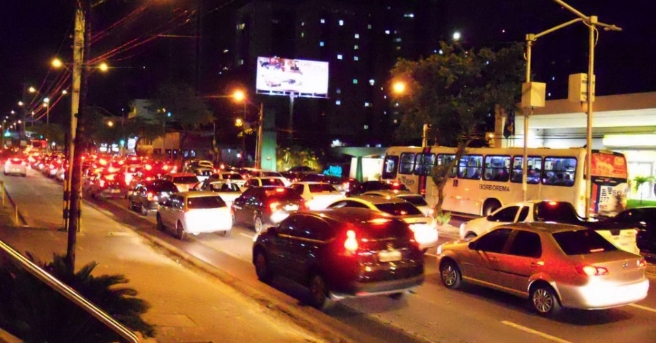 18.jul.2012 - O trânsito também tem sido um dos problemas no Recife. A avenida Domingos Ferreira, no bairro de Boa Viagem, apresenta longos congestionamentos nos horários de pico
