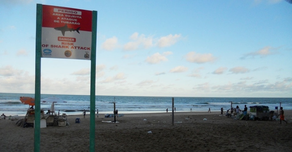 18.jul.2012 - Placas indicam que a praia de Boa Viagem é imprópria para banho por conta de ataque de tubarão; número de frequentadores do local diminuiu