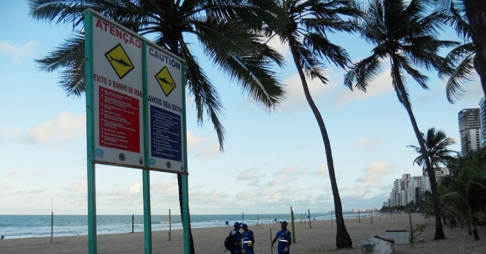 18.jul.2012 - Placas indicam que a praia de Boa Viagem é imprópria para banho por conta de ataque de tubarão; número de frequentadores do local diminuiu