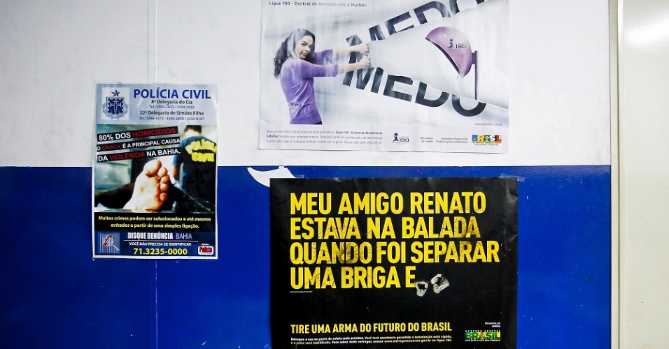Cartaz contra a violência na cidade de Simões Filho (BA)