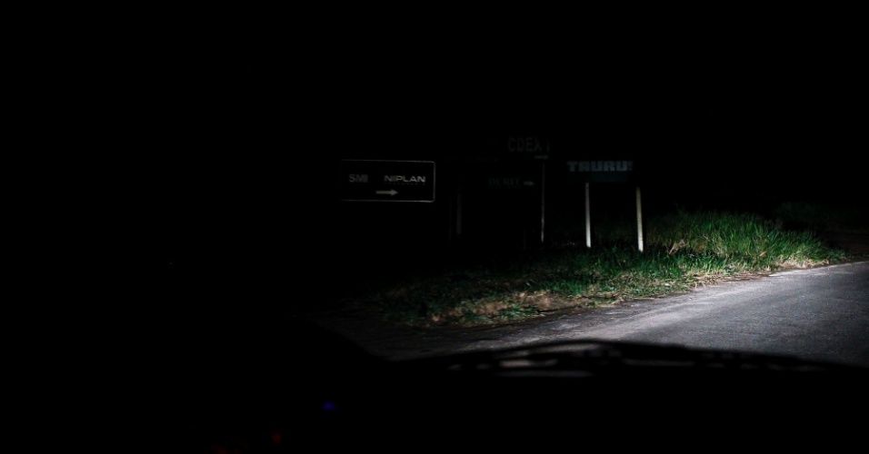 Estrada escura onde são desovados os corpos dentro do distrito industrial de Simões Filho (BA)