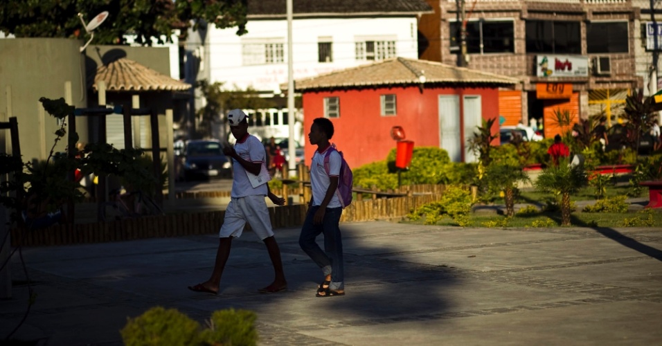 Jovens andam no centro da cidade de Simões Filho (BA)