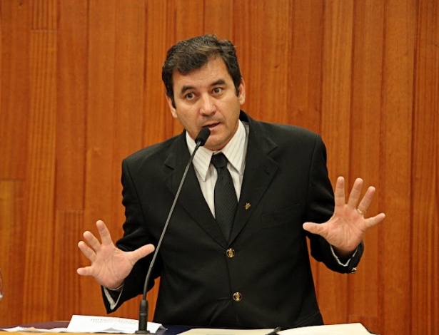 O vereador Clécio Alves, do PMDB, adquiriu seis veículos 'para fazer campanha' em dois anos. Ele foi um dos parlamentares que votou a favor do reajuste de 35,5% no próprio salário