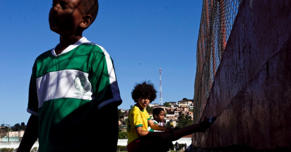 Times infantil e de base treinam no campo no centro da cidade de Simões Filho (BA)